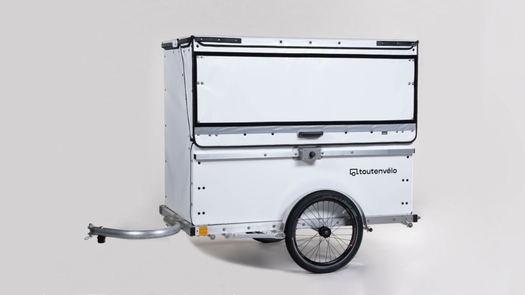 Remolque CAISSON de gran volumen de 1200 litros con una carga útil de 250 kg.