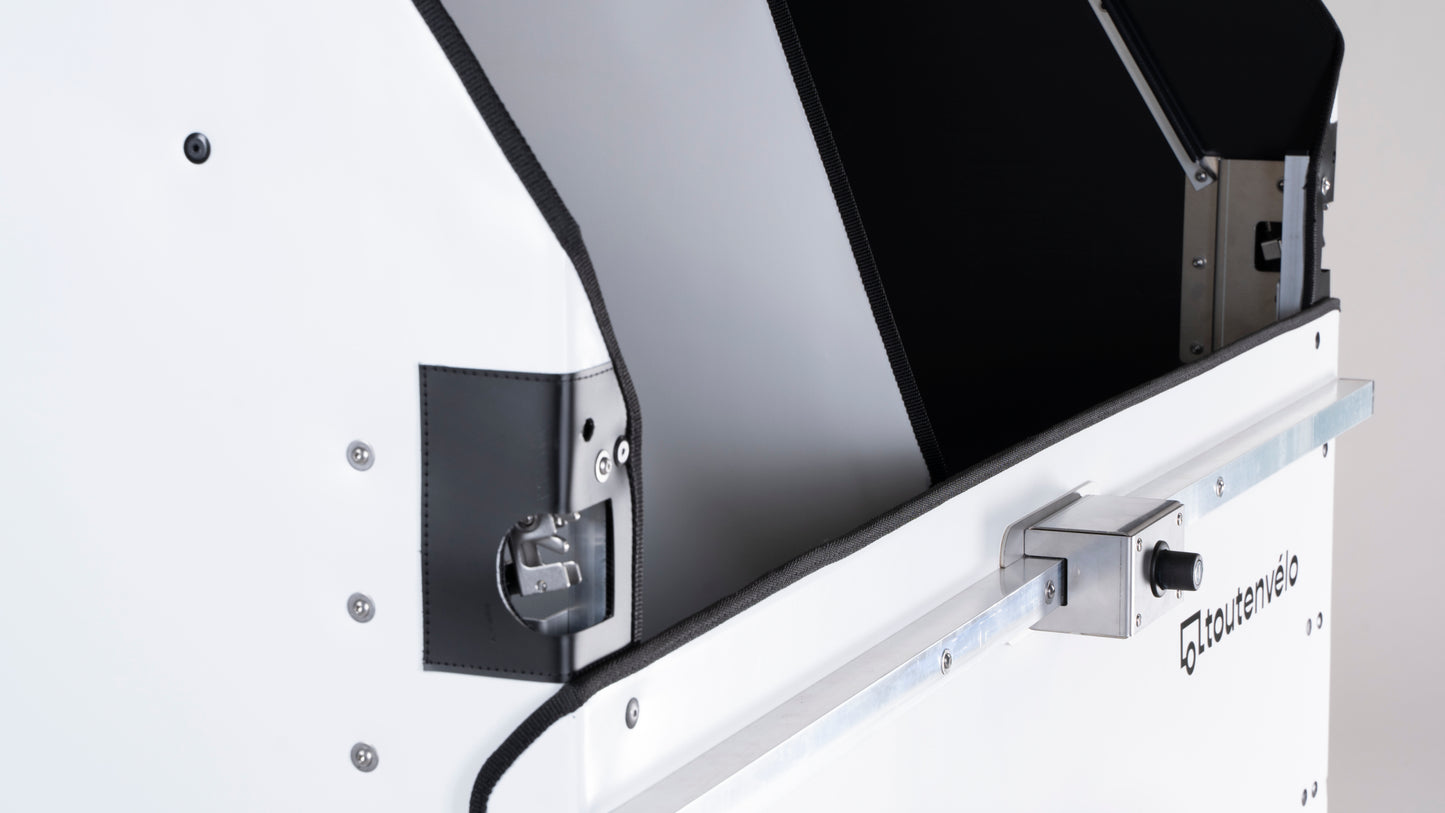 Remolque CAISSON de gran volumen de 1200 litros con una carga útil de 250 kg.