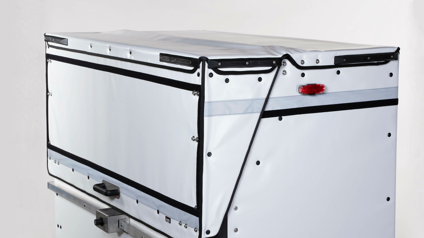 Remolque CAISSON de gran volumen de 1200 litros con una carga útil de 250 kg.